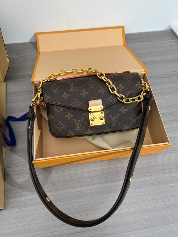 i1668701822_5107_0 Louis Vuitton Pochette Métis East West